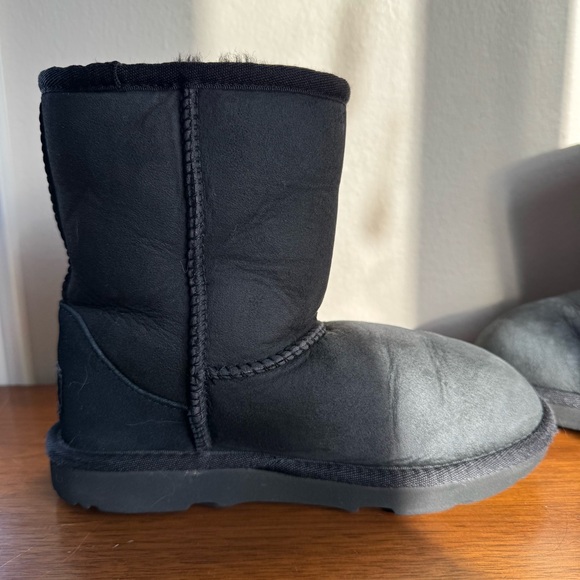 UGG Girls Classic Weather Short Boot in Black Size 1 - Picture 6 of 11